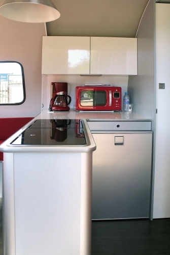 W szafce na pierwszym planie znajdują się zlewozmywak i kuchenka dwupalnikowa - zdjęcie 6